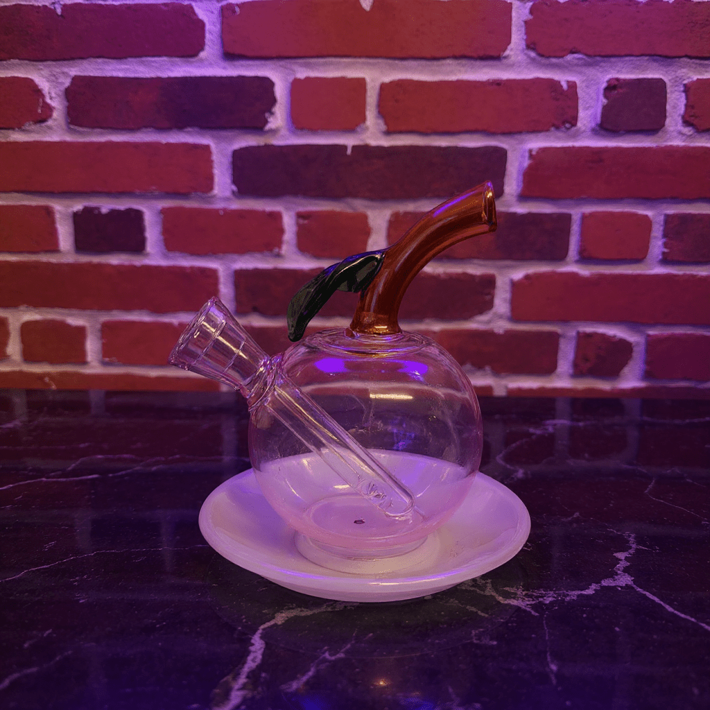 🍎 Apple Glass Bong – Mini Fruit Water PipeGlass smoking bong with a gold accent on a white base