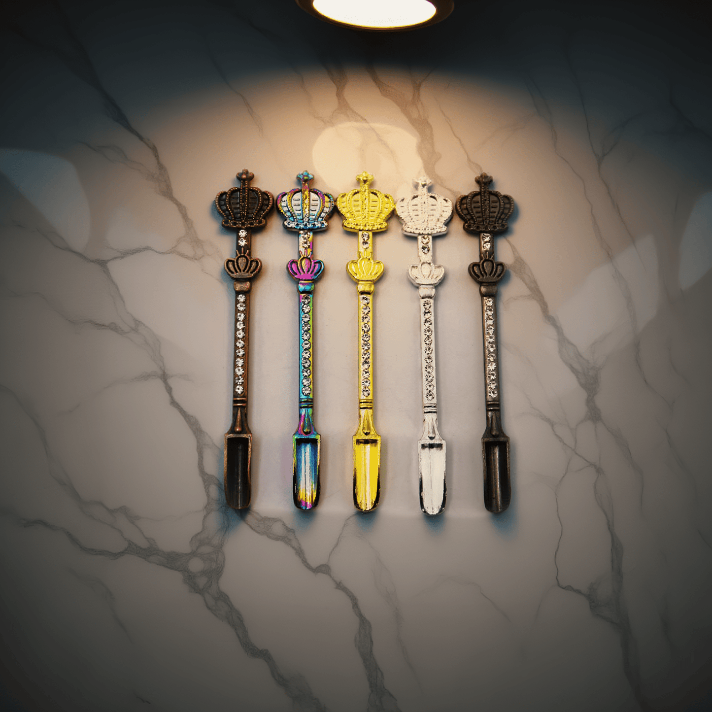 Crown Snuff Spoon with Rhinestones – Five decorative spoons with crowns on a marble surface